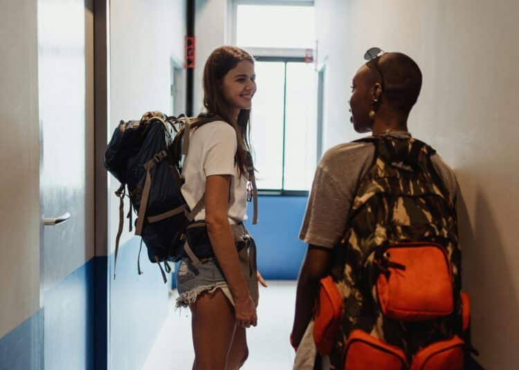 pexels-ketut-subiyanto-jeunes étudiante dans un couloir d'hotel-Pourquoi ton Erasmus sera d'office une incroyable expérience ?