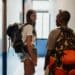 pexels-ketut-subiyanto-jeunes étudiante dans un couloir d'hotel-Pourquoi ton Erasmus sera d'office une incroyable expérience ?