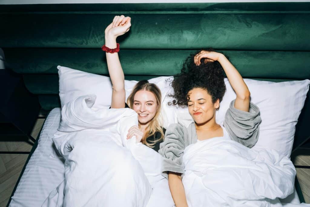 pexels-koolshooters-deux étudiantes qui sont de bonne heumeur - Top 5 des musiques pour te mettre dans un bon mood