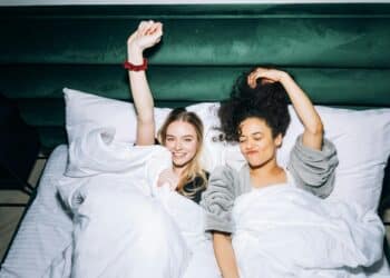 pexels-koolshooters-deux étudiantes qui sont de bonne heumeur - Top 5 des musiques pour te mettre dans un bon mood