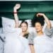 pexels-koolshooters-deux étudiantes qui sont de bonne heumeur - Top 5 des musiques pour te mettre dans un bon mood