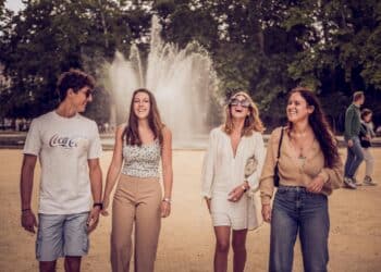 pexels-labonheure- jeunes étudiants se baladant dans un parc bruxellois-7 choses à faire à Bruxelles pour l’été ?