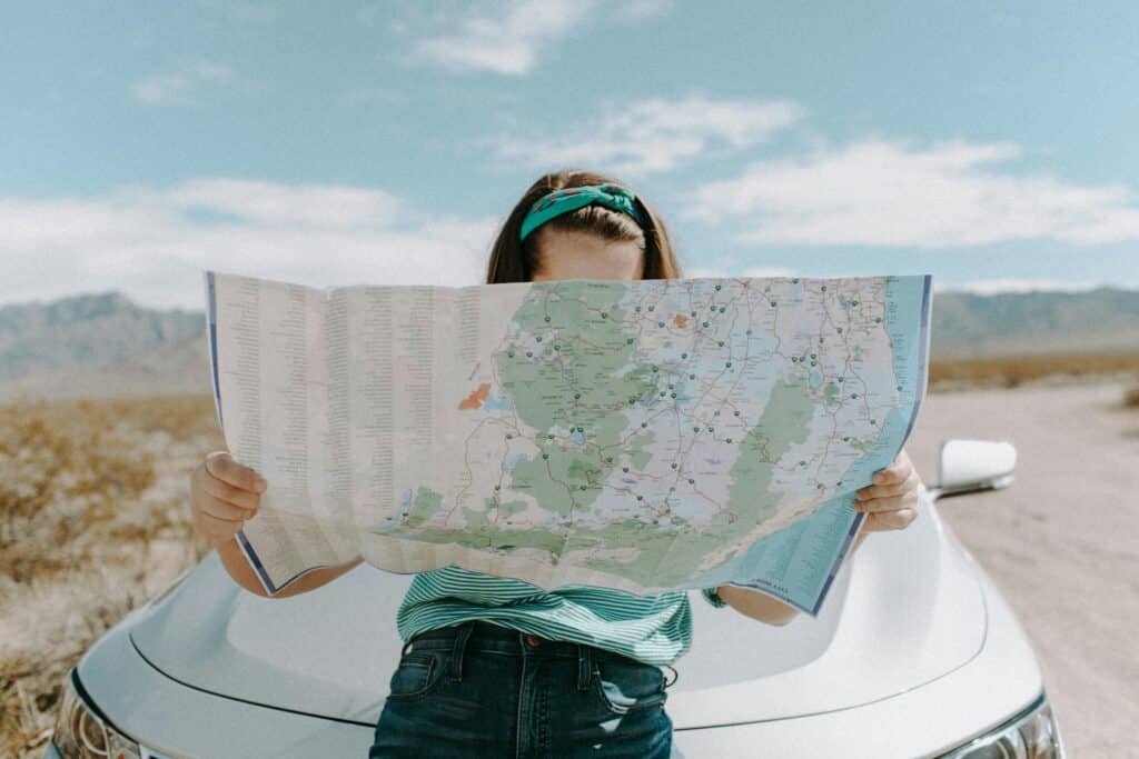 pexels-leah-newhouse-étudiante qui regarde une carte pour un roadtrip-8 astuces pour faire le roadtrip parfait pendant les vacances
