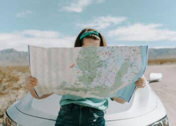 pexels-leah-newhouse-étudiante qui regarde une carte pour un roadtrip-8 astuces pour faire le roadtrip parfait pendant les vacances
