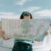 pexels-leah-newhouse-étudiante qui regarde une carte pour un roadtrip-8 astuces pour faire le roadtrip parfait pendant les vacances