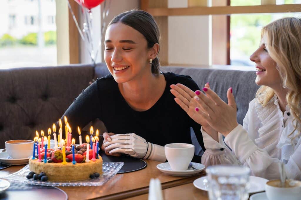 pexels-mikhail-nilov-anniversaire-entre-amis-Gateau-danniversaire-au-kot