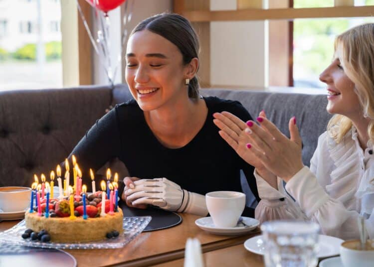 pexels-mikhail-nilov-anniversaire-entre-amis-Gateau-danniversaire-au-kot