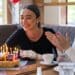 pexels-mikhail-nilov-anniversaire-entre-amis-Gateau-danniversaire-au-kot