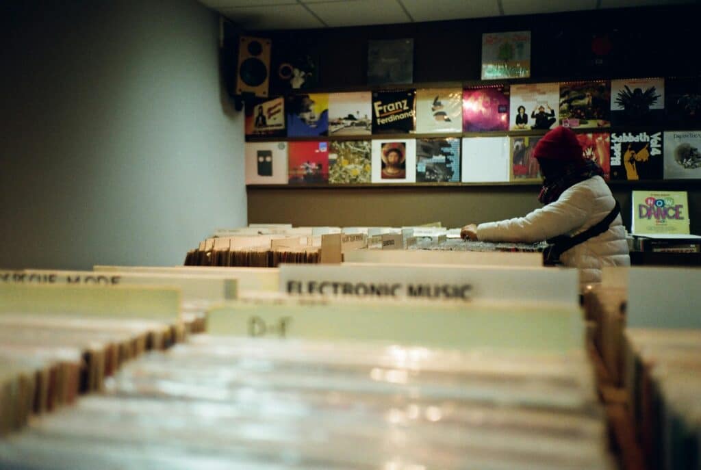 4 must-visit vinylwinkels voor studenten in Brussel