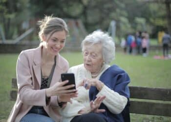 pexels-olly-une étudiante avec une personne âgée-colocation chez un senior l’alternative au kot