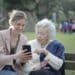 pexels-olly-une étudiante avec une personne âgée-colocation chez un senior l’alternative au kot