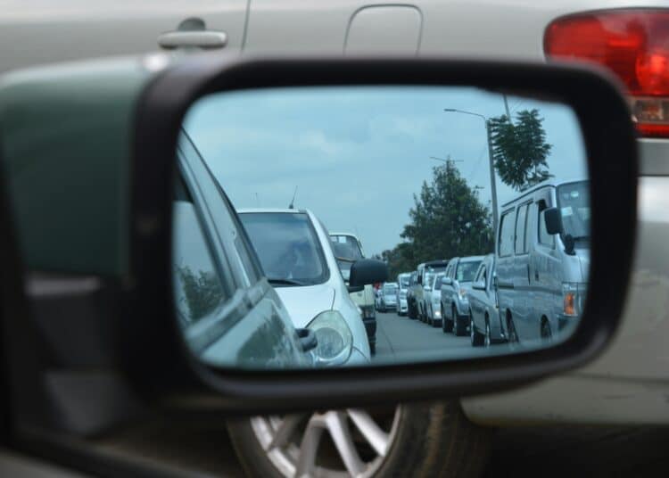 pexels-stan-voiture dans des embouteillages-9 indispensables pour les longs trajets en voiture