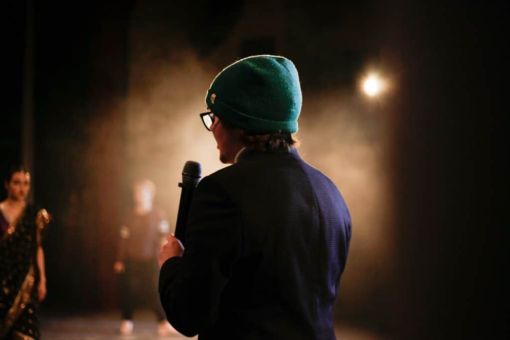 pexels-Анастасия-Jeune homme sur scène avec un micro-6 raisons de faire des dates dans un bar de stand-up