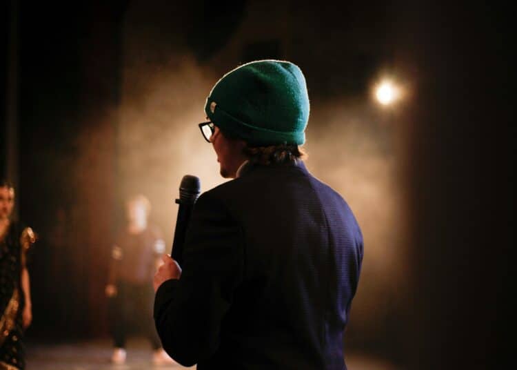 pexels-Анастасия-Jeune homme sur scène avec un micro-6 raisons de faire des dates dans un bar de stand-up