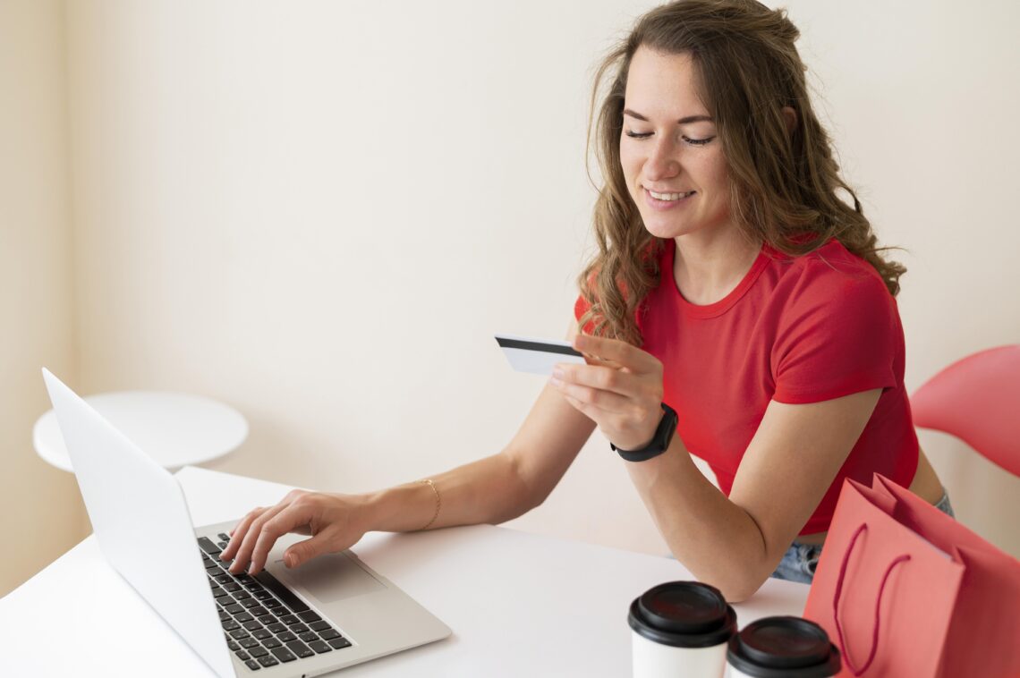 Bon plan étudiant : Comment profiter de ta réduction étudiante chez Pretty Little Things ?