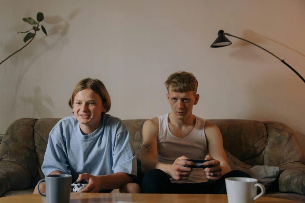 pexels-cottonbro - 4 jeux multi auxquels jouer avec tes potes cet été