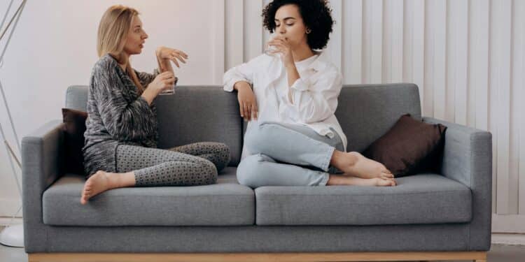 pexels-mikhail-nilov-deux étudiantes assises sur un canapé et qui discutent-6 façons de créer du lien avec ses nouveaux colocs