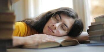 Waarom je je altijd moe voelt als student (en dat oké is)