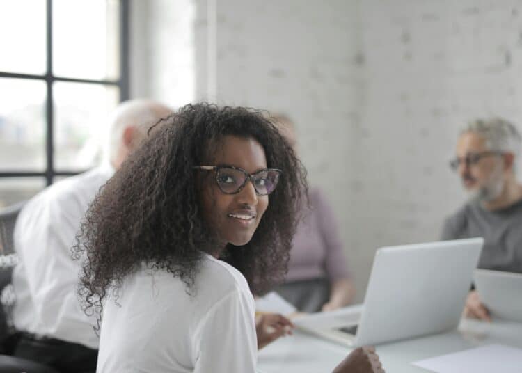 pexels-olly-jeune travailleuse à une réunion de travail