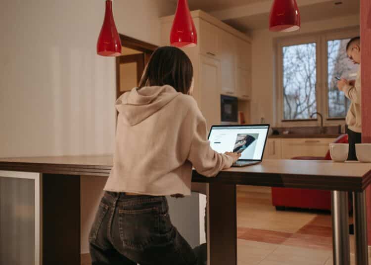 pexels-pavel-danilyuk-étudiante sur son ordinateur dans son kot-J’ai peur de ne pas me plaire dans mon kot, comment m’habituer ?