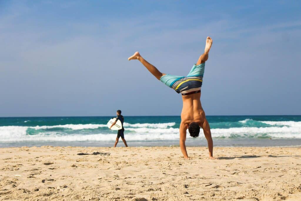 pexels-pixabay-étudiant qui fait du sport sur la plage-8 astuces pour faire des vacances sportives