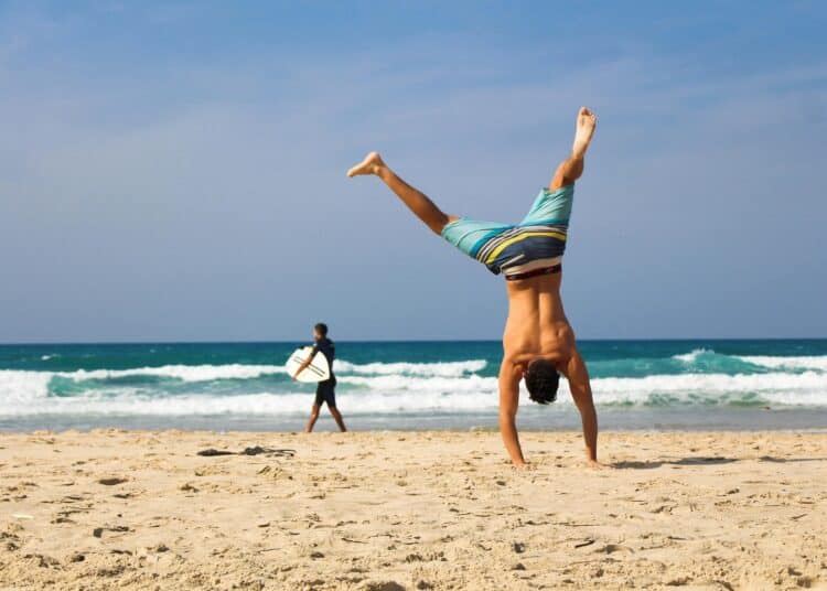 pexels-pixabay-étudiant qui fait du sport sur la plage-8 astuces pour faire des vacances sportives