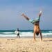 pexels-pixabay-étudiant qui fait du sport sur la plage-8 astuces pour faire des vacances sportives
