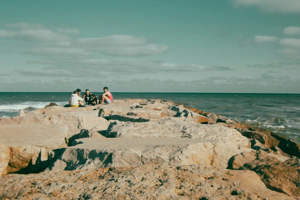 pexels-selene-madera-groupe de jeunes en vacances sur un rocher-Partir entre potes, bonne ou mauvaise idée ?