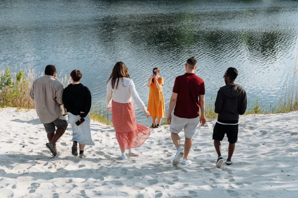 pexels-thirdman-groupe de jeunes étudiants sur la plage-7 raisons de préférer la plage à la montagne en vacances