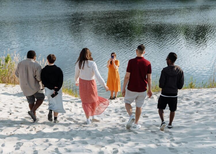 pexels-thirdman-groupe de jeunes étudiants sur la plage-7 raisons de préférer la plage à la montagne en vacances