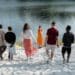 pexels-thirdman-groupe de jeunes étudiants sur la plage-7 raisons de préférer la plage à la montagne en vacances