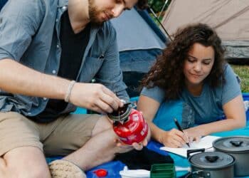 pexels-vanessa-garcia-jeune couple en bivouac et en camping-9 conseils pour faire du bivouac en vacances