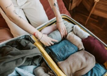 pexels-vlada-karpovich-jeune étudiante qui fait ses valises-6 raisons de partir en vacances avec tes parents
