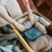 pexels-vlada-karpovich-jeune étudiante qui fait ses valises-6 raisons de partir en vacances avec tes parents