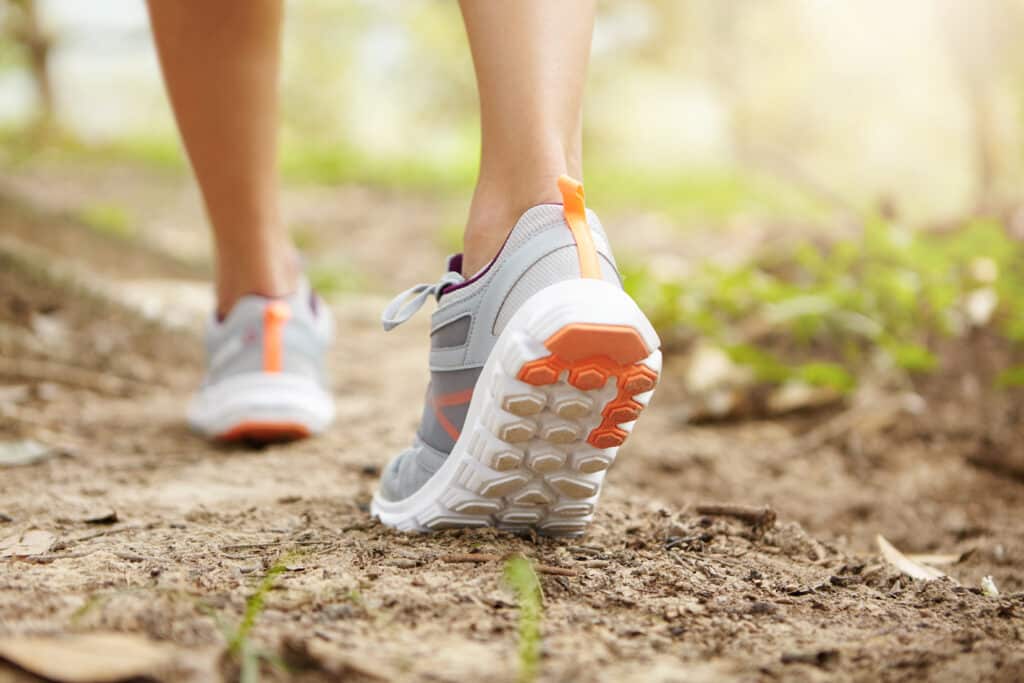 4 bonnes raisons de mettre à la marche à pied à côté des études