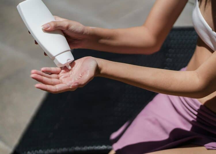 pexels-armin-rimoldi-personne qui met de la crème après un coup de soleil-6 astuces pour soigner un coup de soleil