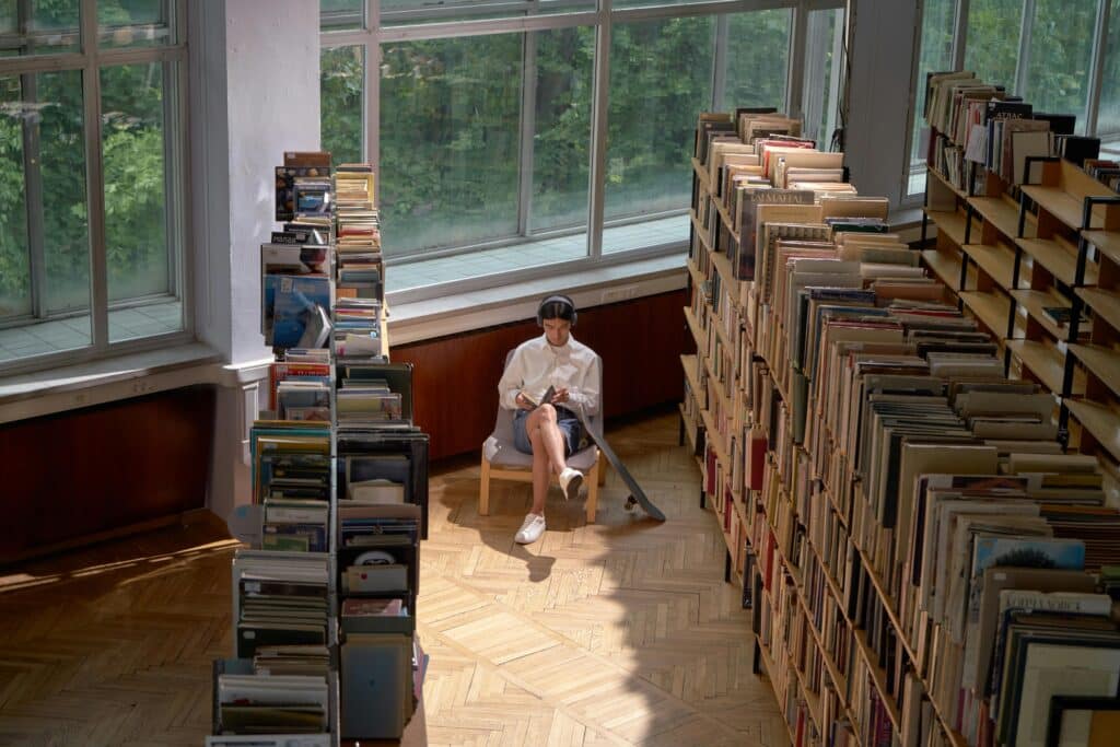 pexels-cottonbro-étudiante dans une bibliothèque pour étudier-Pourquoi prendre l'avance pour sa seconde session ?