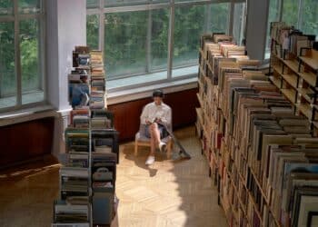 pexels-cottonbro-étudiante dans une bibliothèque pour étudier-Pourquoi prendre l'avance pour sa seconde session ?