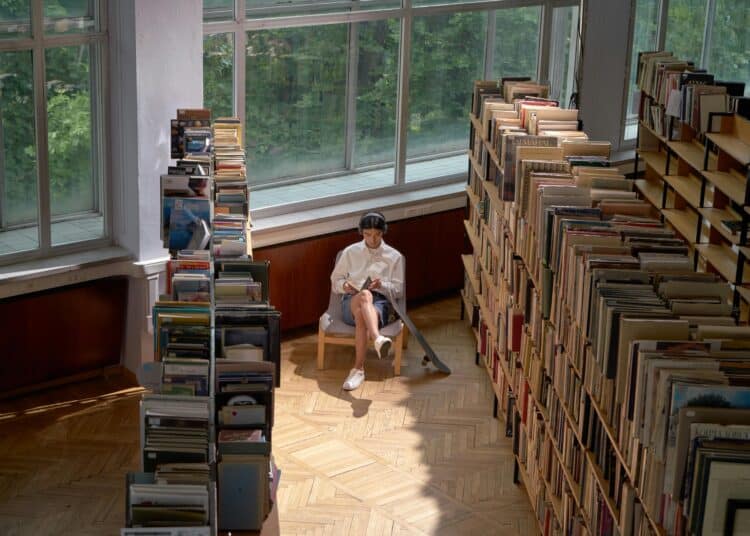 pexels-cottonbro-étudiante dans une bibliothèque pour étudier-Pourquoi prendre l'avance pour sa seconde session ?