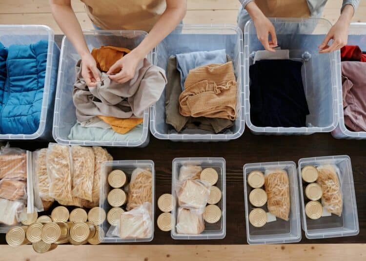 pexels-julia-m-cameron-deux personnes qui font des colis pour des sans-abri-Comment s'engager quand on est étudiant ?