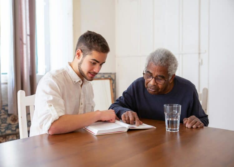 pexels-kampus-jeune étudiant aidant une personne agée-7 associations à suivre sur le campus de Louvain‑la‑Neuve