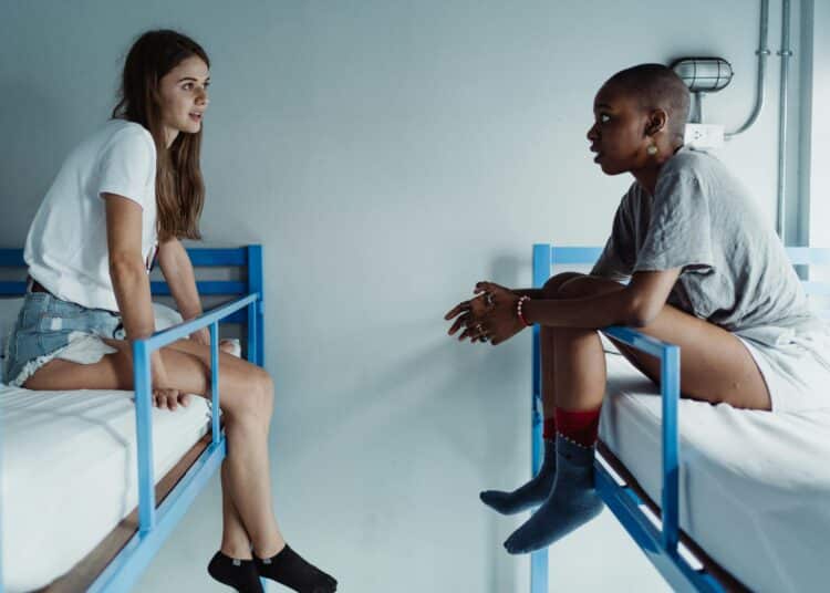 pexels-ketut-subiyanto-deux étudiantes qui discutent dans leur colocation-Faut-il éviter de parler politique avec ses colocs ?