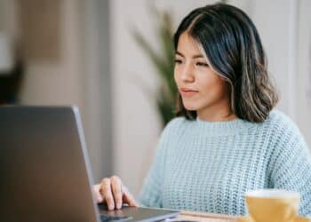 pexels-liza-summer-étudiante derrière un ordinateur-6 IA que tu ne connaissais pas mais qui te seront utiles
