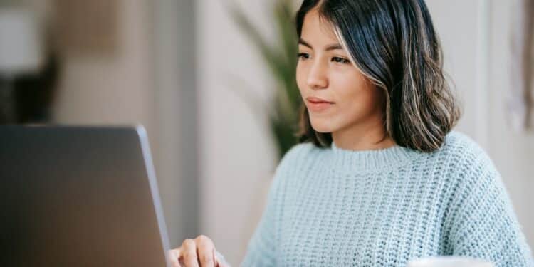 pexels-liza-summer-étudiante derrière un ordinateur-6 IA que tu ne connaissais pas mais qui te seront utiles