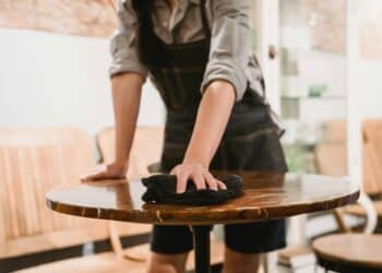 pexels-mizunokozuki-serveur dans l'horeca qui nettoie une table-Les 5 erreurs à ne pas faire pour trouver un job étudiant dans l'Horeca