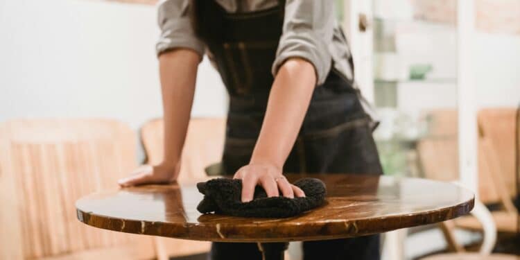 pexels-mizunokozuki-serveur dans l'horeca qui nettoie une table-Les 5 erreurs à ne pas faire pour trouver un job étudiant dans l'Horeca