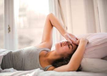 pexels-olly-personne dans son lit qui a mal à la tête-6 astuces pour soigner une insolation