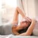 pexels-olly-personne dans son lit qui a mal à la tête-6 astuces pour soigner une insolation