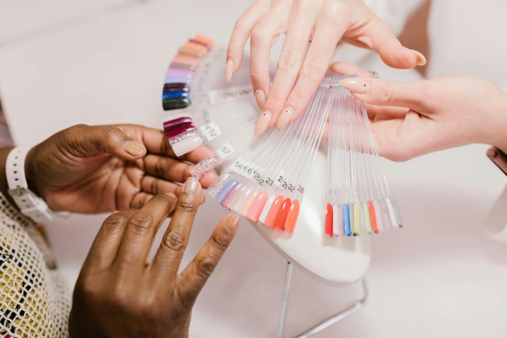 pexels-rdne-personne qui se fait faire les ongles-6 arguments pour convaincre ton:ta partenaire de faire des matchy nails