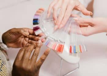 pexels-rdne-personne qui se fait faire les ongles-6 arguments pour convaincre ton:ta partenaire de faire des matchy nails